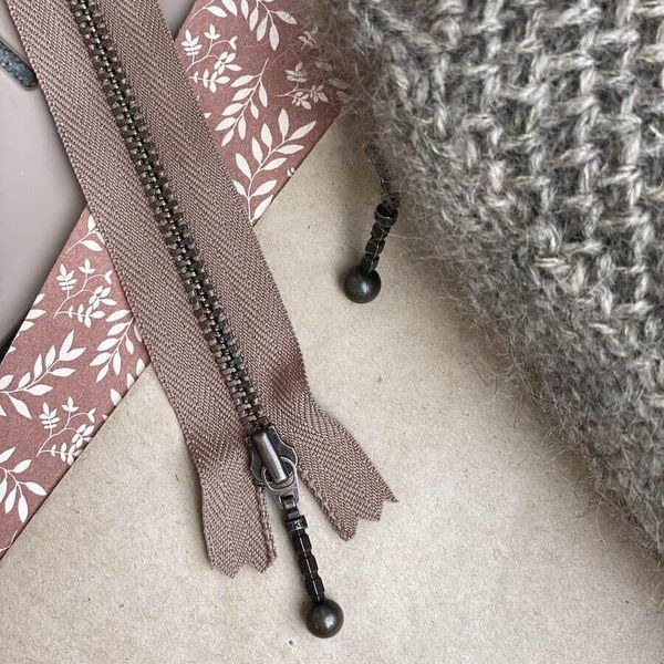 Hovedbilde Glidelås 28 cm -hasselnøtt- PetiteKnit