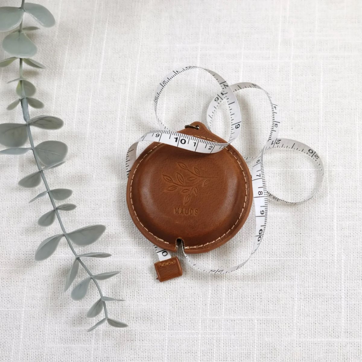 Rullemålbånd i eksklusivt skinn med avtagbar snor