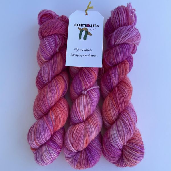 Hovedbilde Rosa rebell - Garntrollets håndfargede skatter