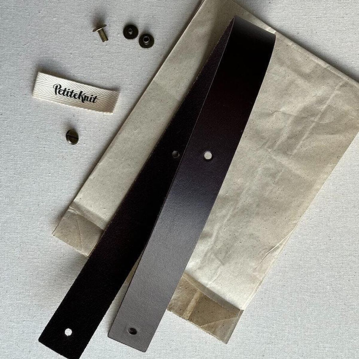 Lærstroppe til julestrømpe-mørkebrun- PetiteKnit